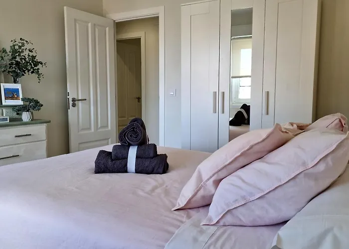 Soleado A Un Paseo De La Catedral * Santiago de Compostela