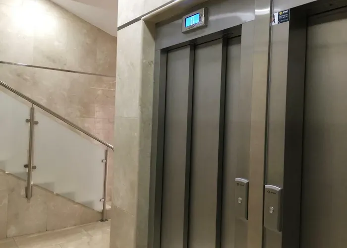 Soleado A Un Paseo De La Catedral